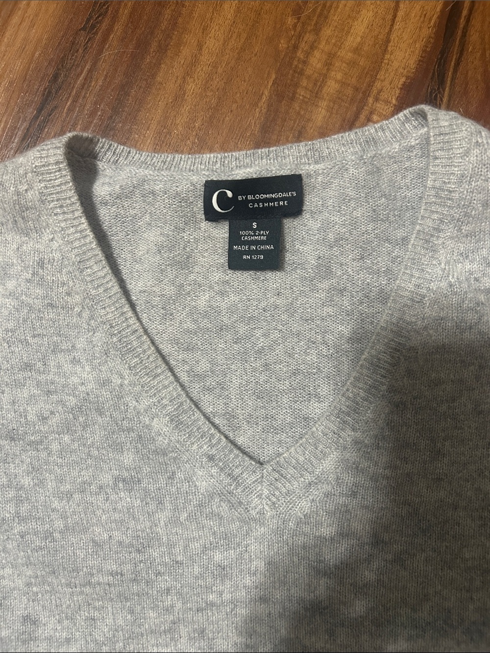 Bloomingdale's Light Gray Cashmere V-Neck Sweater